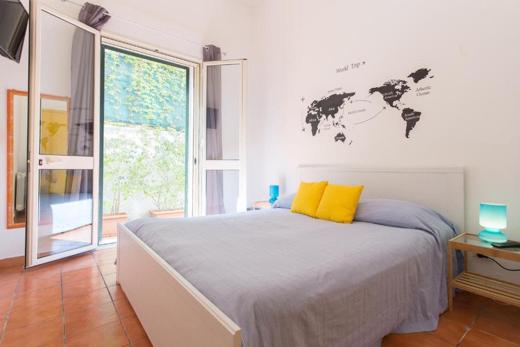una camera da letto con un letto con una mappa del mondo sul muro di Villa Mondello a Mondello