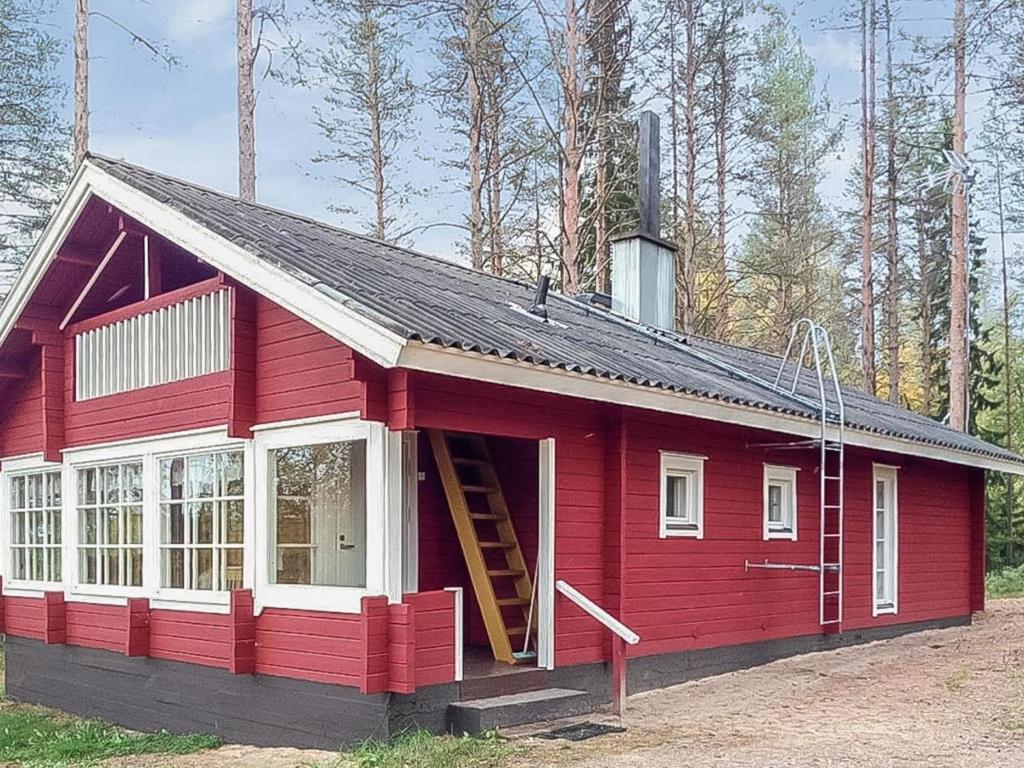 une maison rouge avec un escalier à l'avant dans l'établissement Holiday Home Karinkunnas by Interhome, à Rautavaara