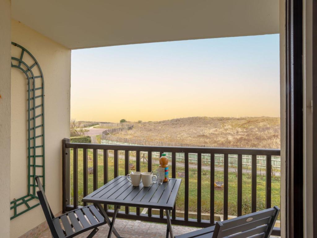 une table et des chaises sur un balcon avec vue dans l'établissement Apartment Front de Mer-9 by Interhome, à Cabourg