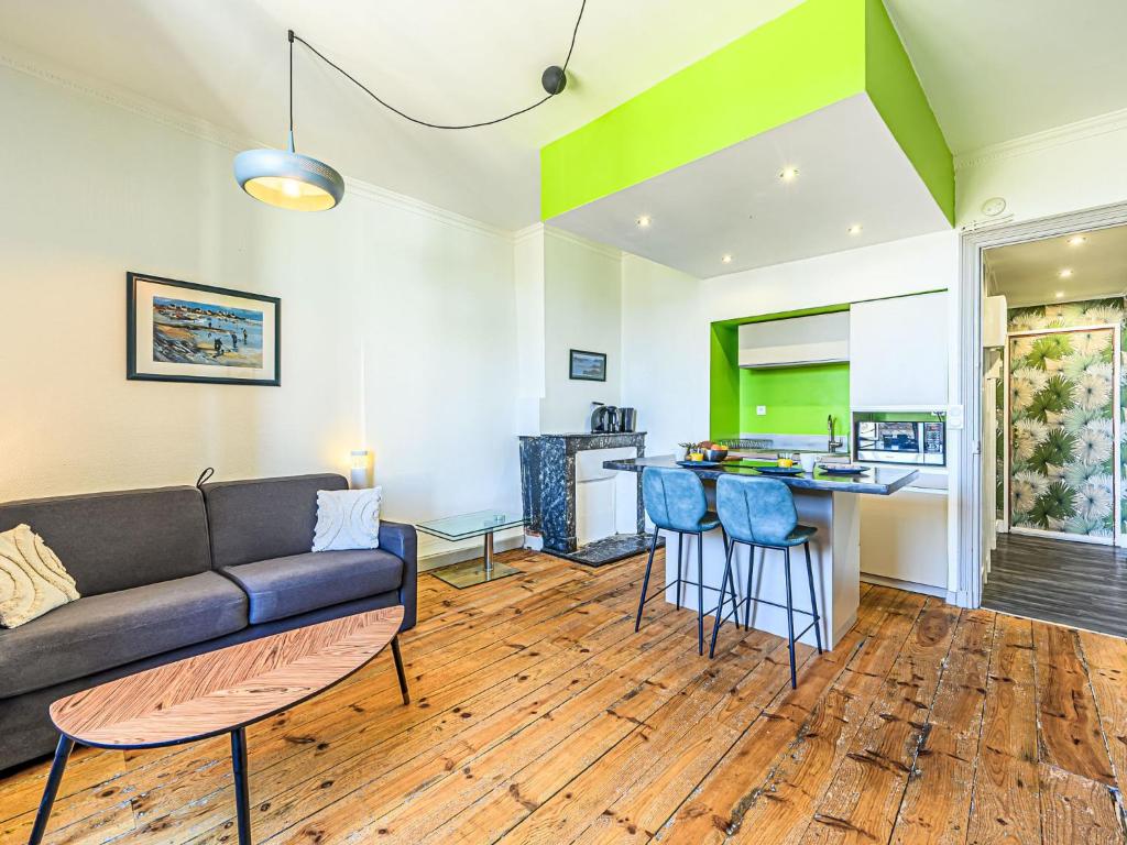un salon avec un canapé et une cuisine dans l'établissement Apartment Kériolet by Interhome, à Auray