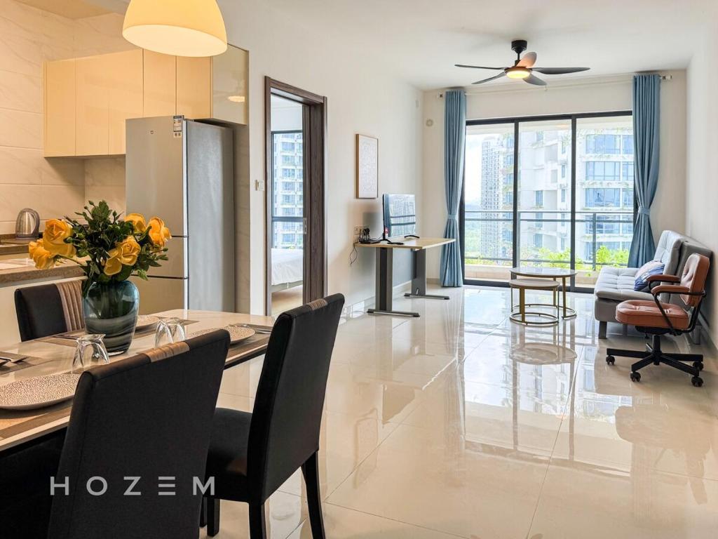 振林山2BR2B Hozem JB2502 Apartment Forest City的配有桌椅的厨房和餐厅