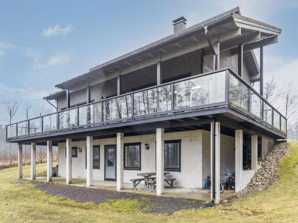 Cette grande maison dispose d'un balcon. dans l'établissement Holiday Home Villa sjövik by Interhome, à Kemiönsaari