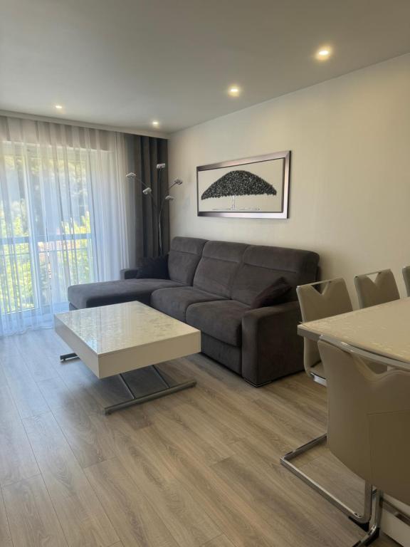 un salon avec un canapé et une table dans l'établissement Appartement neuf près de la mer, à Nice