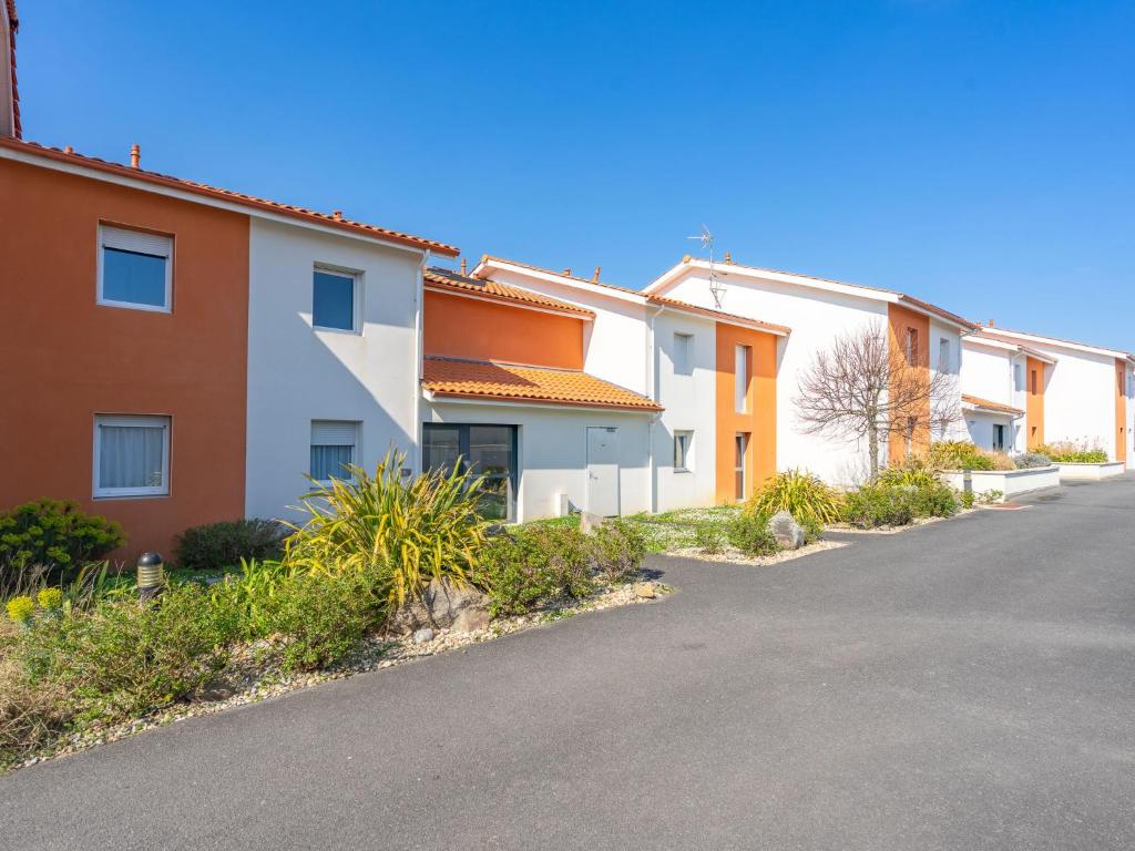 Une rangée de maisons dans une rue dans l'établissement Apartment Les Jardins d'Aunis-2 by Interhome, à Royan