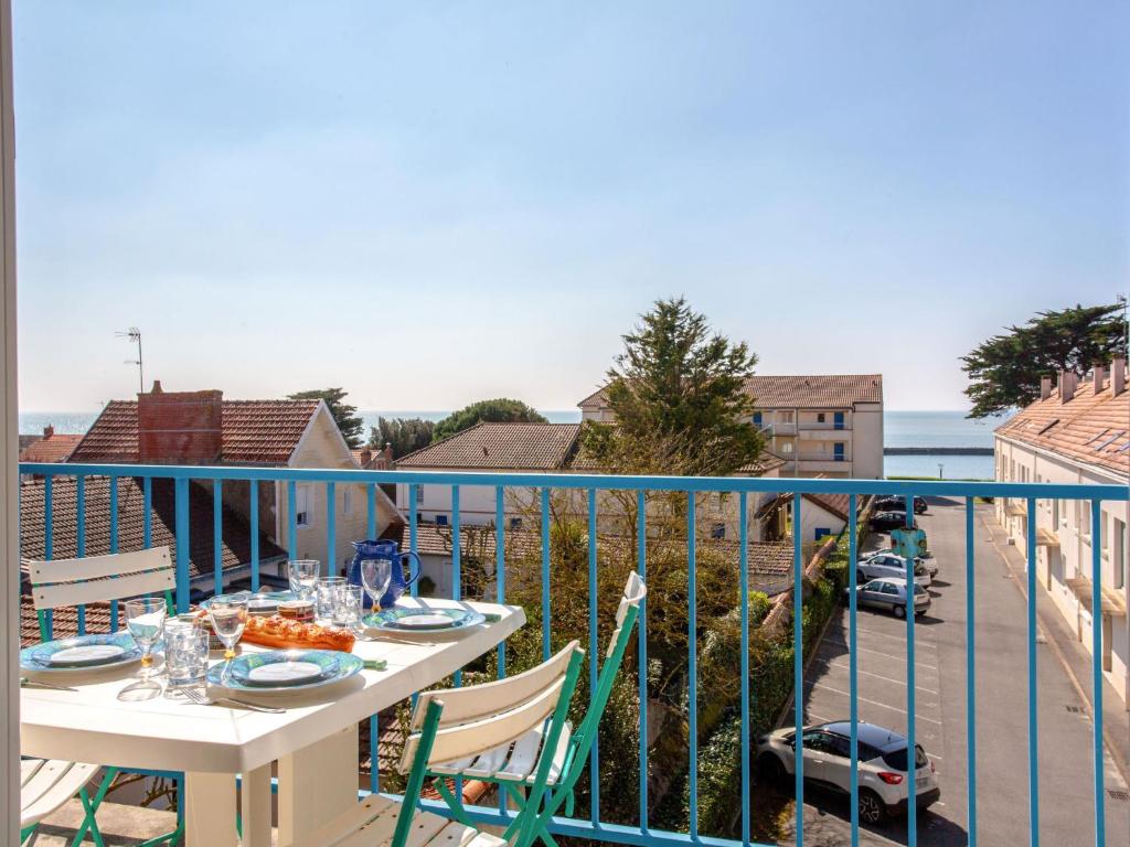 Una mesa en un balcón con vista al mar. en Apartment Les Tilleuls-3 by Interhome, en La Bernerie-en-Retz