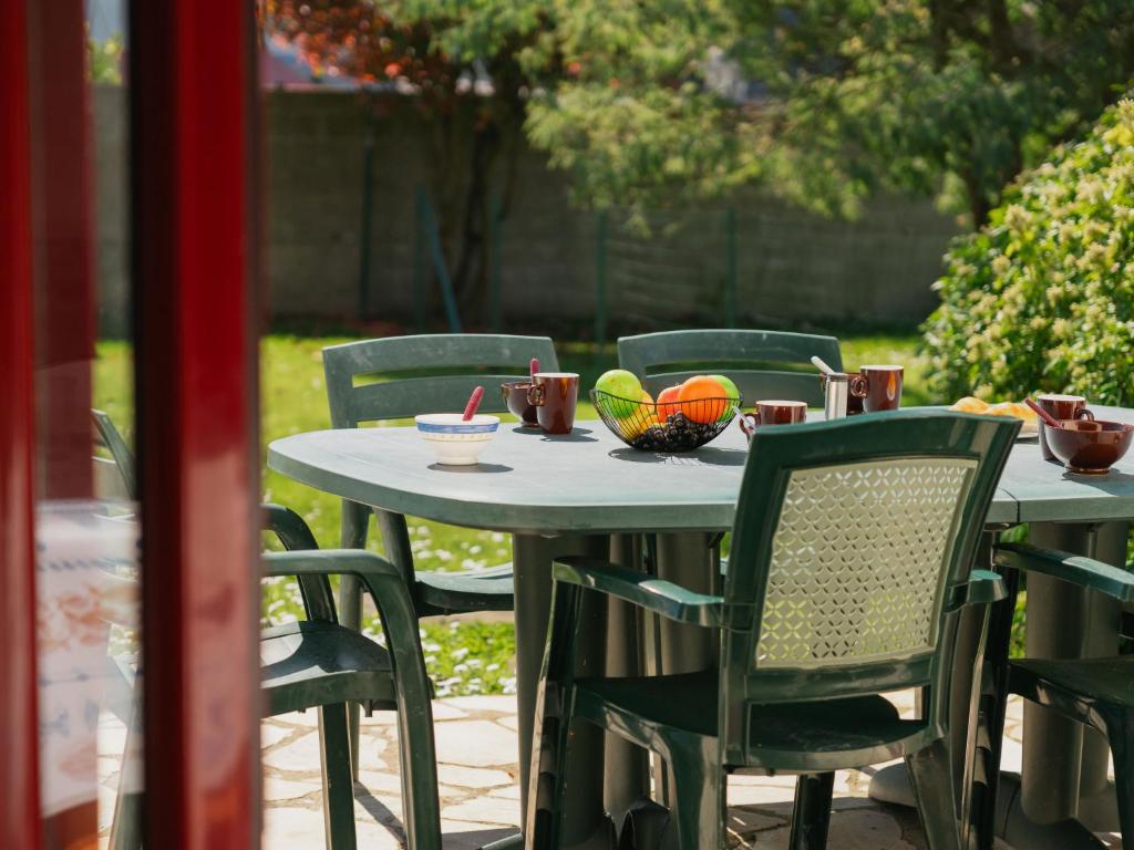 Una mesa con sillas y bolas sobre ella en Holiday Home Côté Sud by Interhome, en Cancale