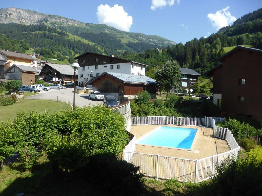 Photo de la galerie de l'établissement Appartement cosy pour 4 avec piscine et balcon à Arêches-Beaufort - FR-1-342-254, à Beaufort