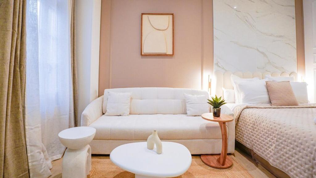 un salon avec un canapé et une table dans l'établissement Modern Luxury Apartment Style & Serenity, à Paris