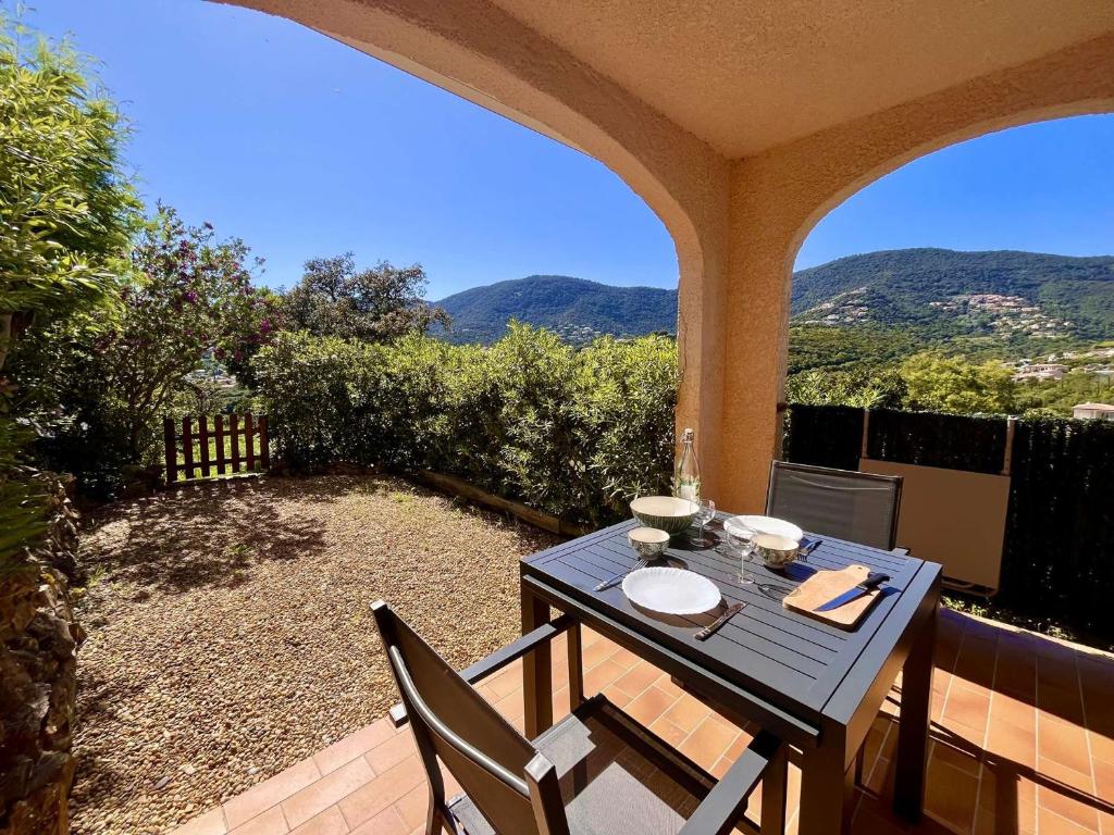 une table et des chaises sur une terrasse avec vue dans l'établissement Appartement avec terrasse et piscine, 2 pièces, 4 couchages, à Cavalaire-sur-Mer - FR-1-226B-206, à Cavalaire-sur-Mer