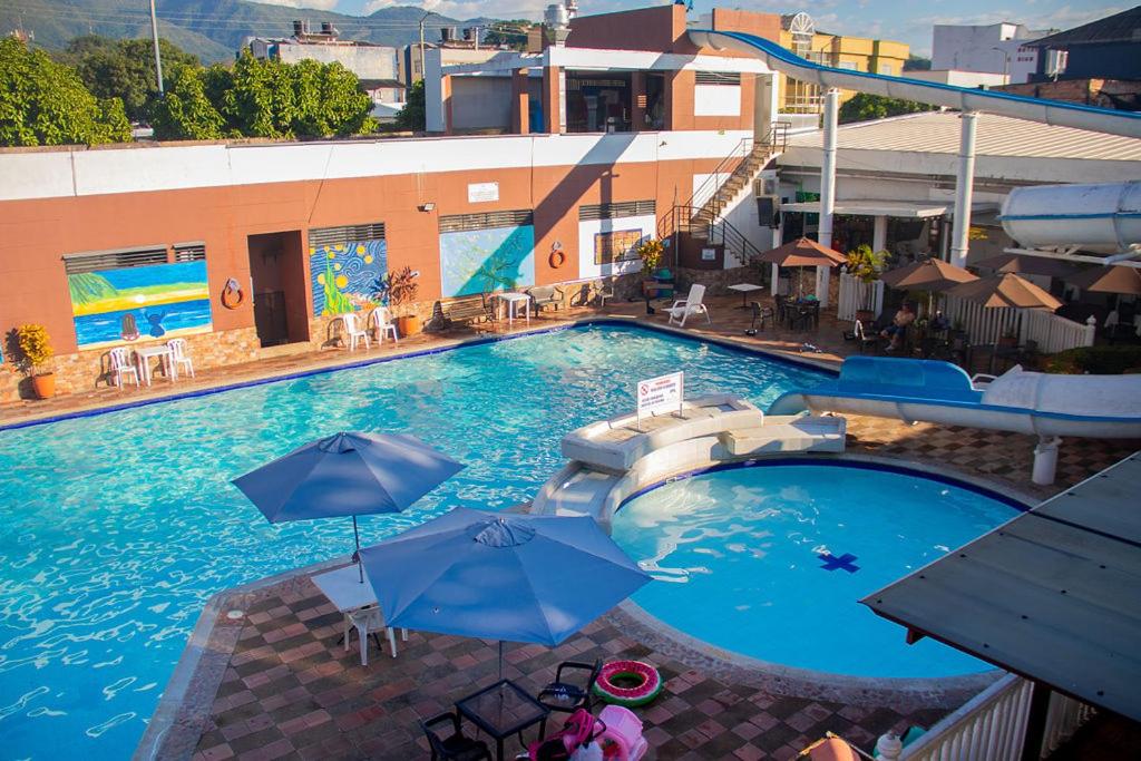 Bazén v ubytování HOTEL MELGAR PLAZA nebo v jeho okolí