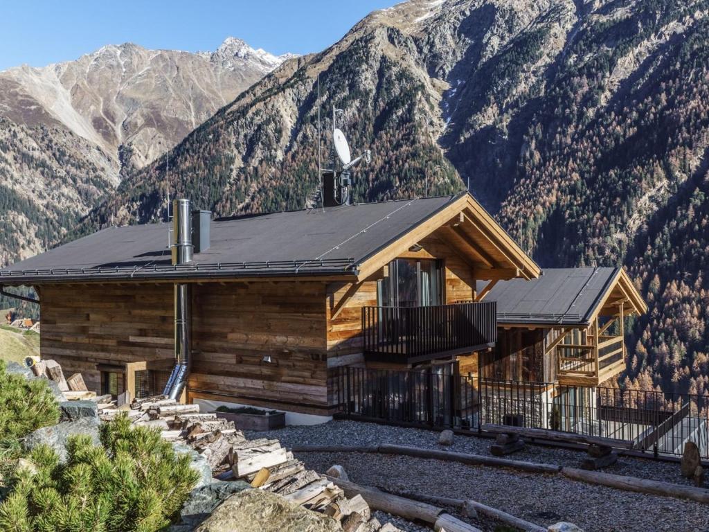 una cabaña de madera con montañas al fondo en Holiday Home The Peak-11 by Interhome, en Sölden