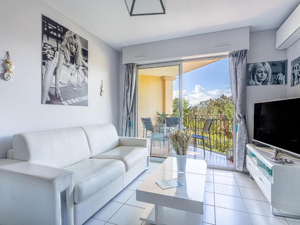un salon avec un canapé et une télévision dans l'établissement Apartment Le Clos Sainte Anne-2 by Interhome, à Saint-Tropez