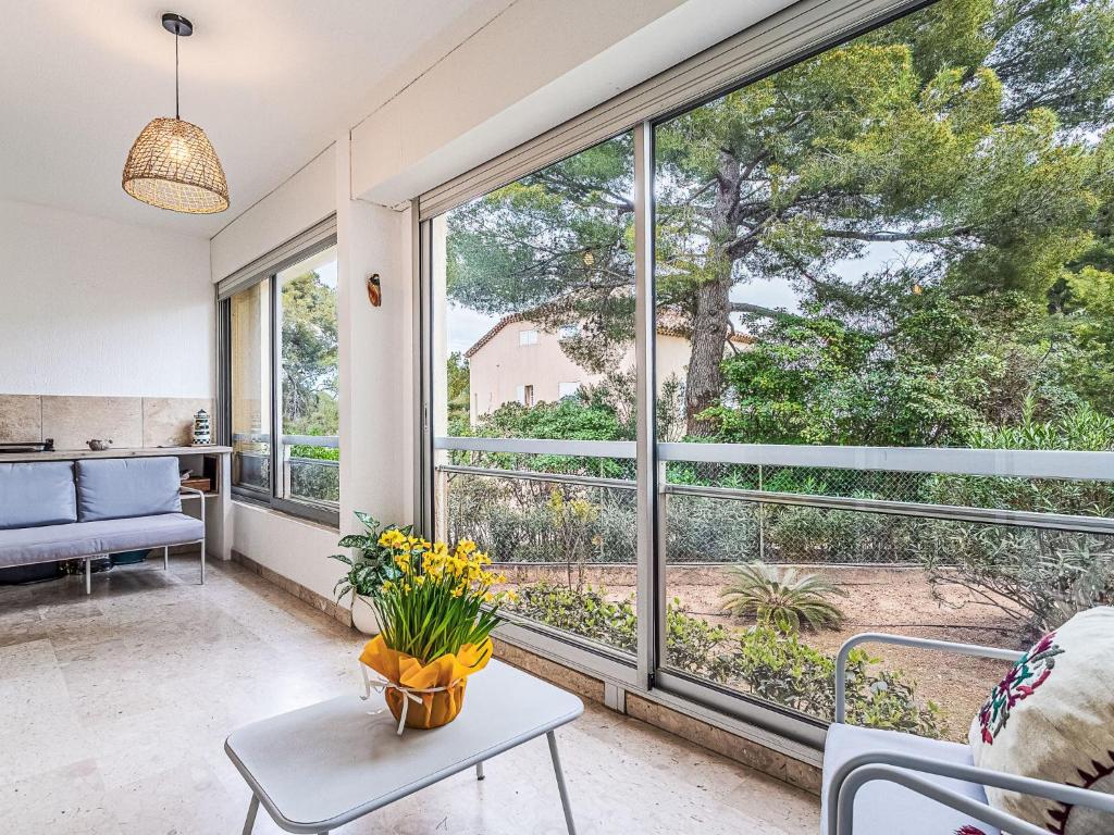 un salon avec une grande fenêtre et un canapé dans l'établissement Apartment Les Terrasses de Portissol by Interhome, à Sanary-sur-Mer
