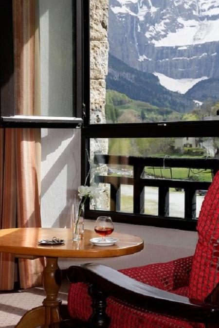 Nespecifikovaný výhled na hory nebo výhled na hory při pohledu z hotelu