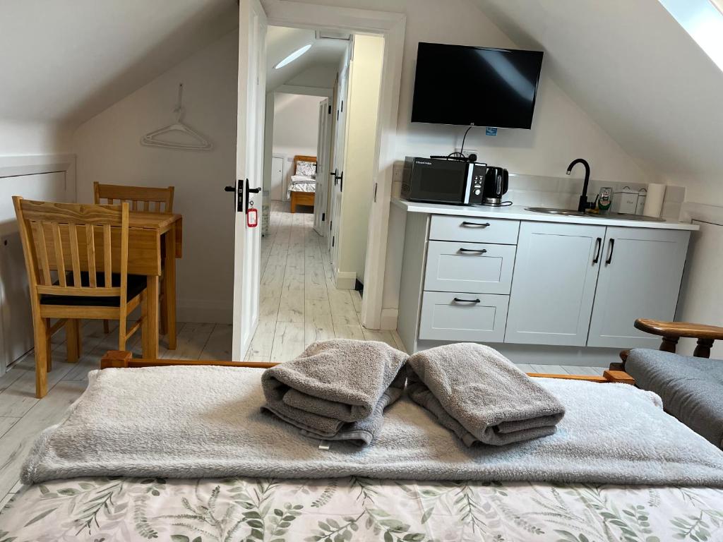 Kuchyň nebo kuchyňský kout v ubytování V93C9R0 Stone View Wonderful spacious two bed attic rooms private entrance private bathroom with kitchenette