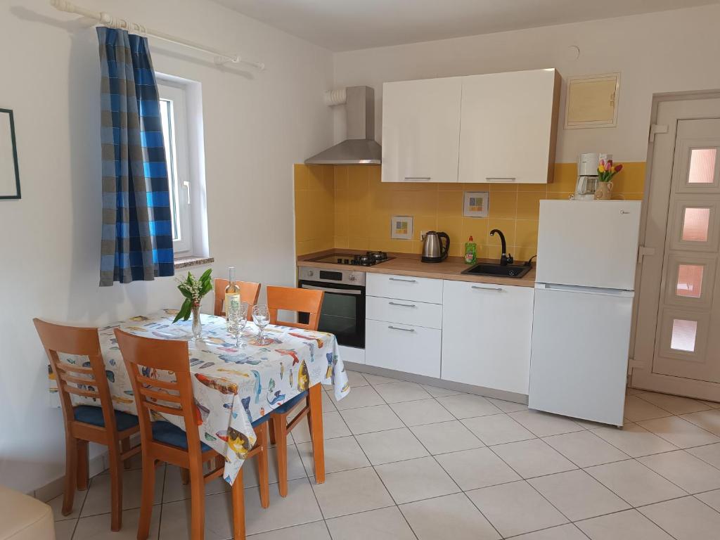Kuchyňa alebo kuchynka v ubytovaní Apartments Mirjana Baška