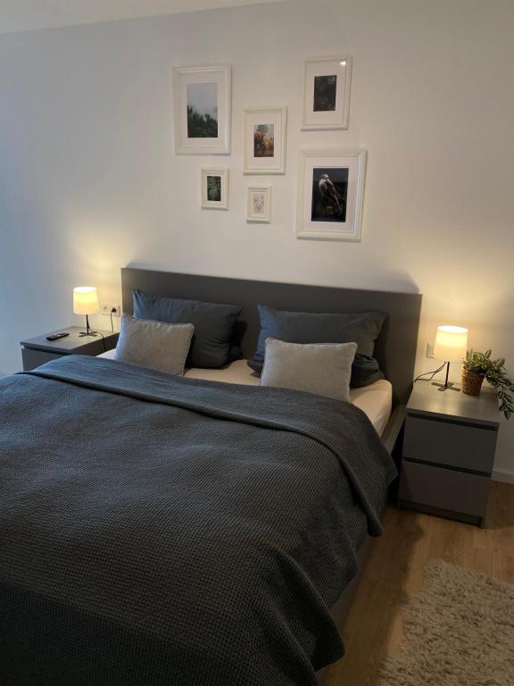 Un dormitorio con una cama grande con dos mesitas de noche. en Apartment Bergluft Winterberg am Bikepark, Skilift, SSC, en Winterberg