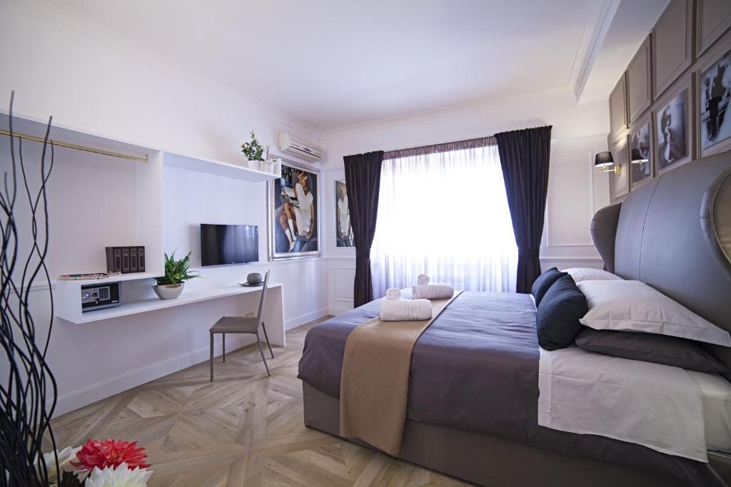 A bed or beds in a room at Vatican Luxury Home