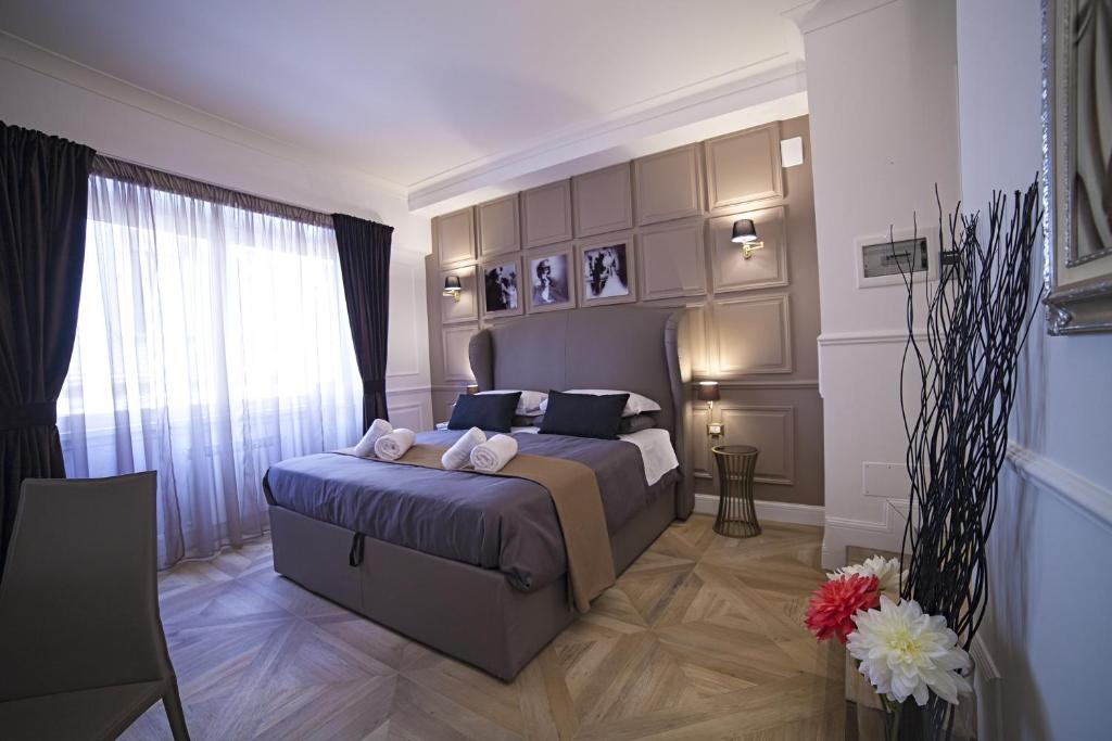 A bed or beds in a room at Vatican Luxury Home