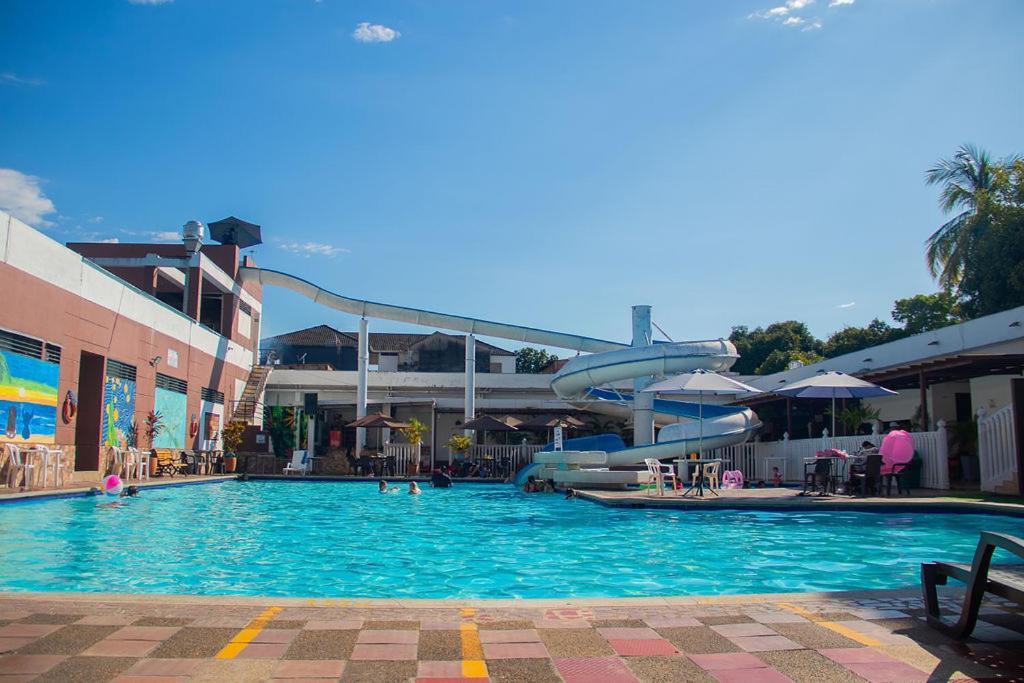 Bazén v ubytování HOTEL MELGAR PLAZA nebo v jeho okolí