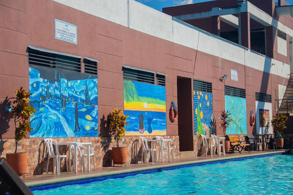 Bazén v ubytování HOTEL MELGAR PLAZA nebo v jeho okolí