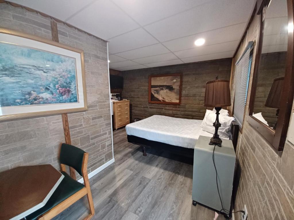 Postel nebo postele na pokoji v ubytování Falls Motel