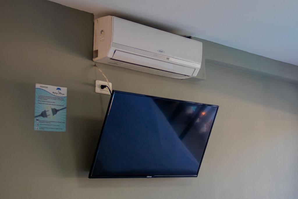TV a/nebo společenská místnost v ubytování HOTEL MELGAR PLAZA