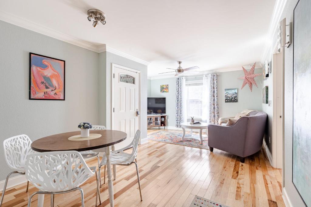 TV a/nebo společenská místnost v ubytování Pet Friendly - Cozy Nut Shell