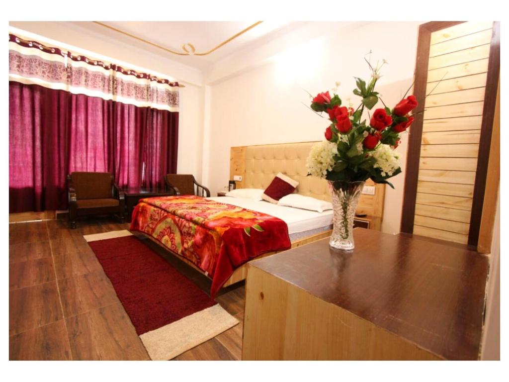 Postel nebo postele na pokoji v ubytování Hotel Saras Manali