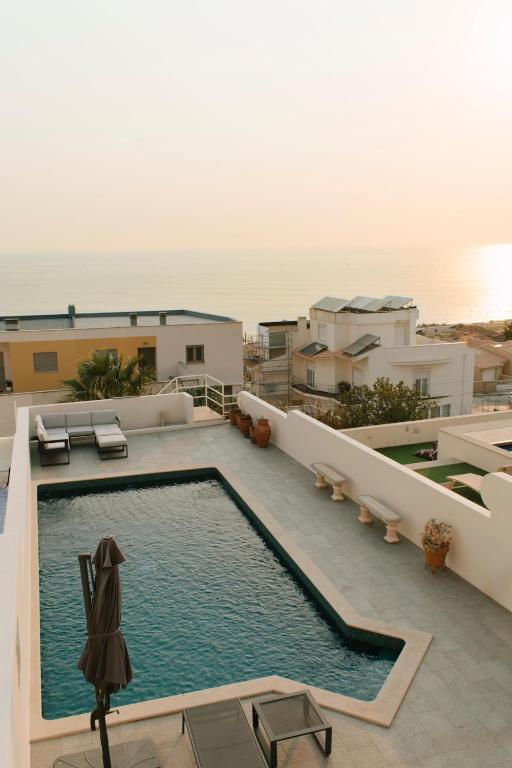 a swimming pool on the roof of a house at Casa Isa Bela in Buarcos