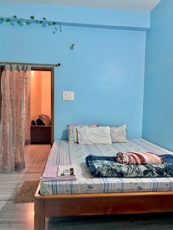 Postel nebo postele na pokoji v ubytování Riverside Homestay