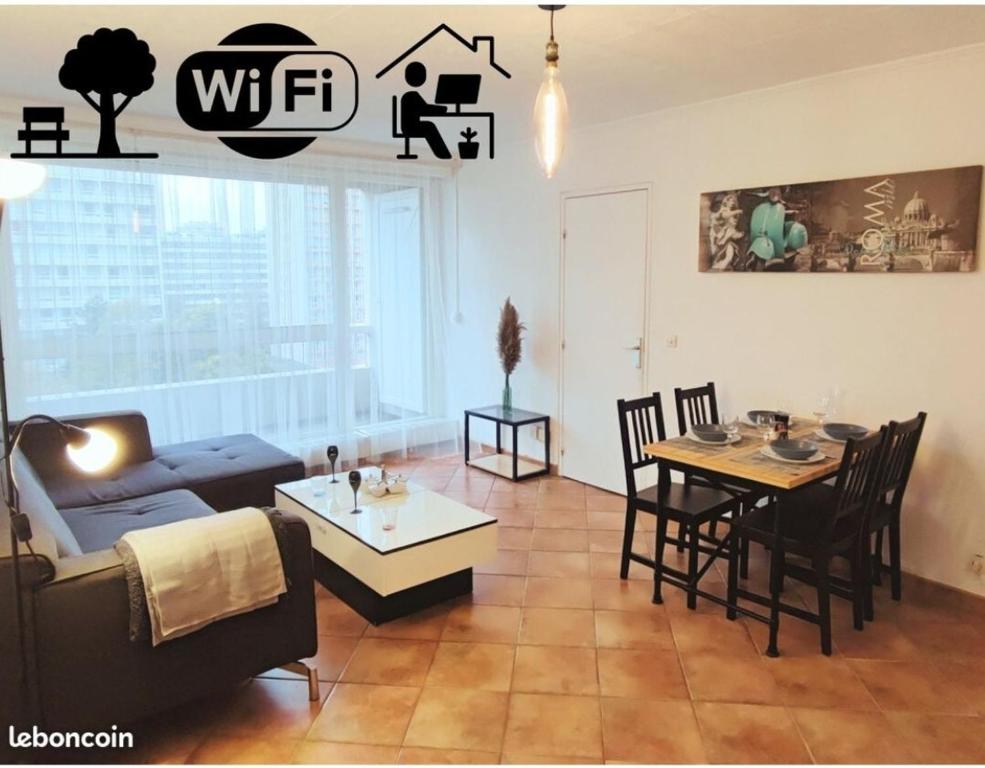 un salon avec un canapé et une table dans l'établissement Grand T2 central, balcons sur parc, à Villeurbanne