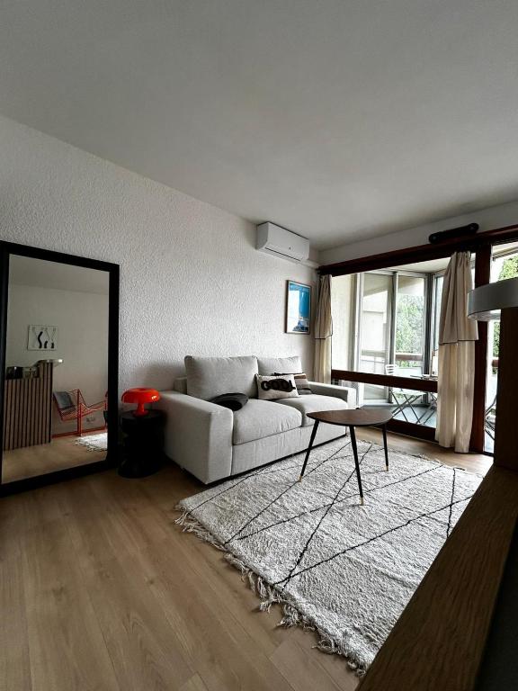 un salon avec un canapé blanc et une table dans l'établissement Superbe studio près de la plage, à La Grande Motte