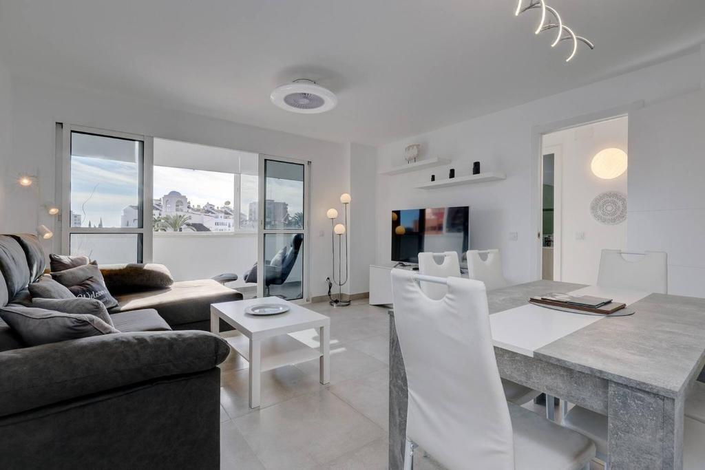 019 Stylish 3 Bed Ibensa Square Apt, near Beach & Bars