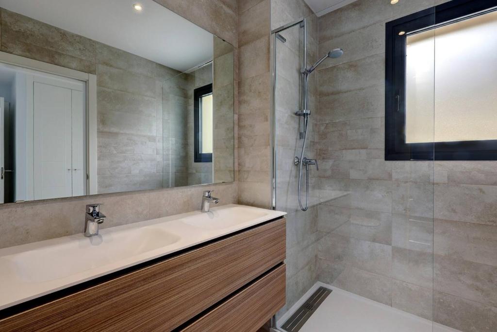 Koupelna v ubytování 085 Modern Apartment in Trendy La Cala Golf Resort