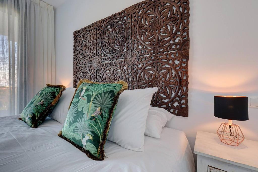 Postel nebo postele na pokoji v ubytování 085 Modern Apartment in Trendy La Cala Golf Resort