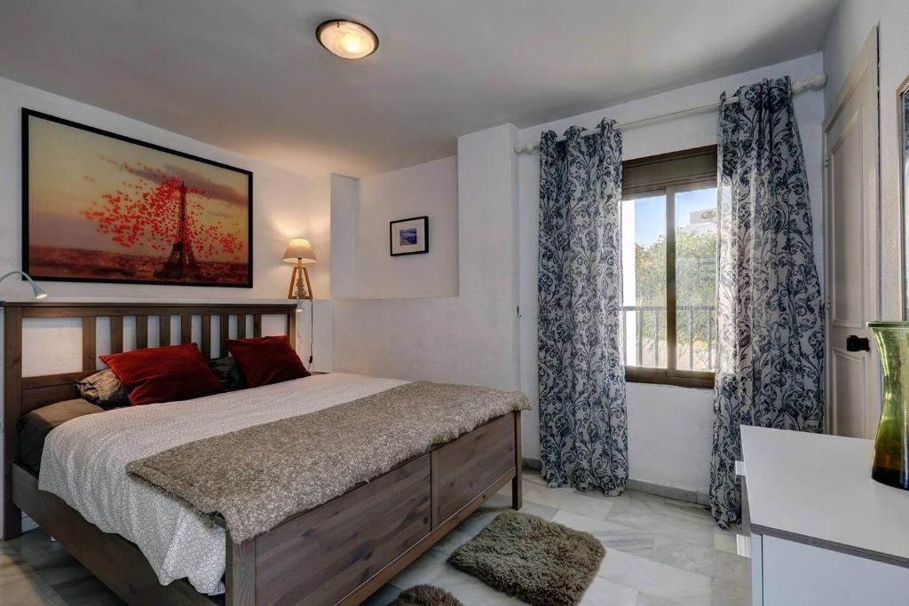 sypialnia z dużym łóżkiem i oknem w obiekcie 082 - Stunning Sea Views Beachfront Apartment w mieście Benalmádena