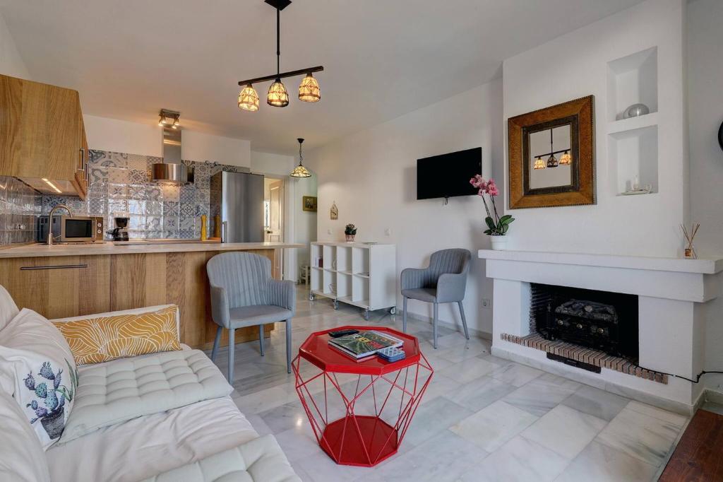 Telewizja i/lub zestaw kina domowego w obiekcie 082 - Stunning Sea Views Beachfront Apartment