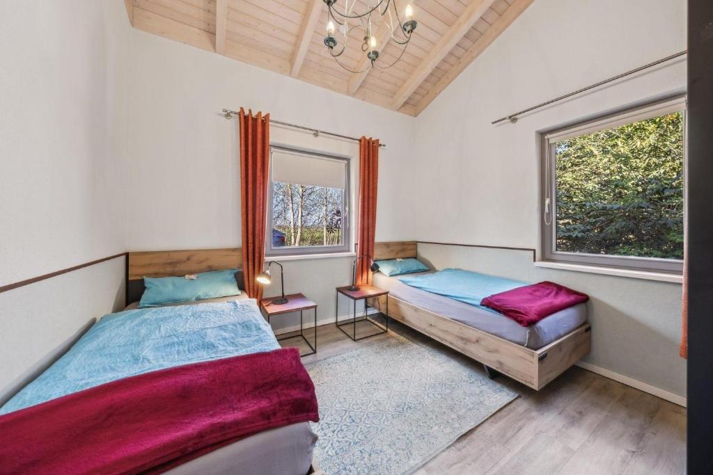 Ein Bett oder Betten in einem Zimmer der Unterkunft PINTO ROSSO - rotes Strandhaus an idyllischem Privatsee
