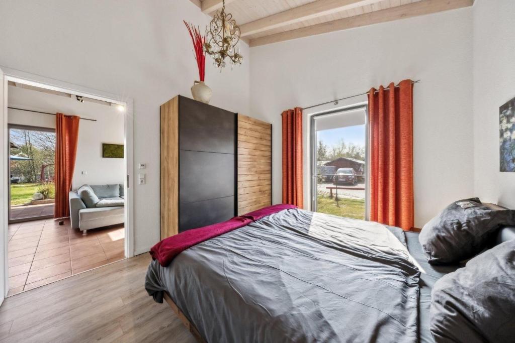 Ein Bett oder Betten in einem Zimmer der Unterkunft PINTO ROSSO - rotes Strandhaus an idyllischem Privatsee