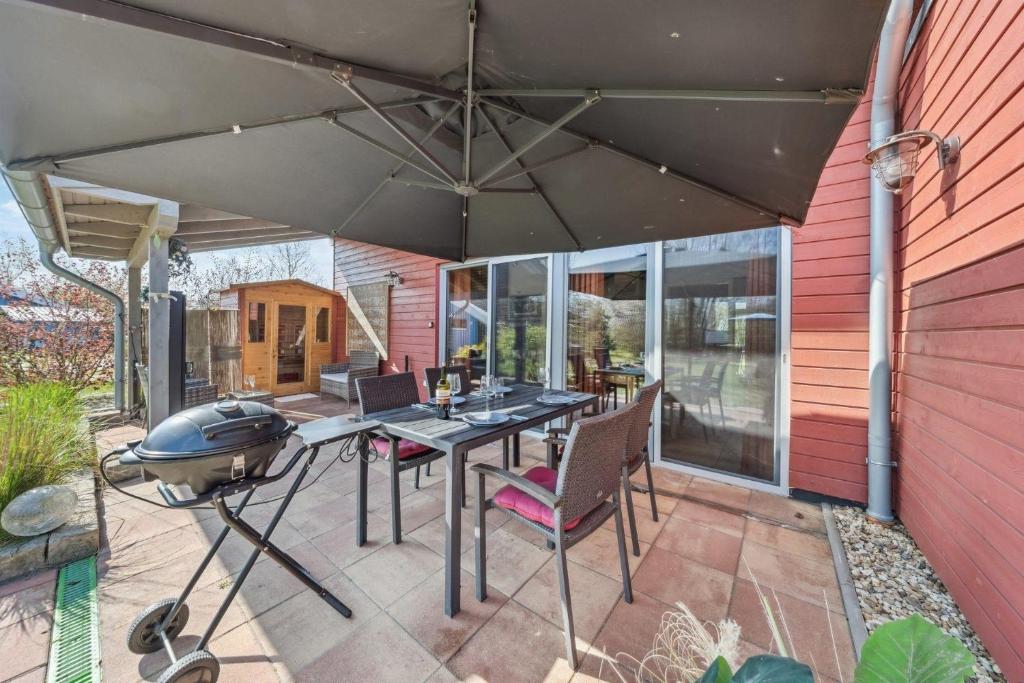 Ein Balkon oder eine Terrasse in der Unterkunft PINTO ROSSO - rotes Strandhaus an idyllischem Privatsee