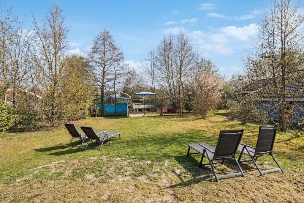 Ein Garten an der Unterkunft PINTO ROSSO - rotes Strandhaus an idyllischem Privatsee
