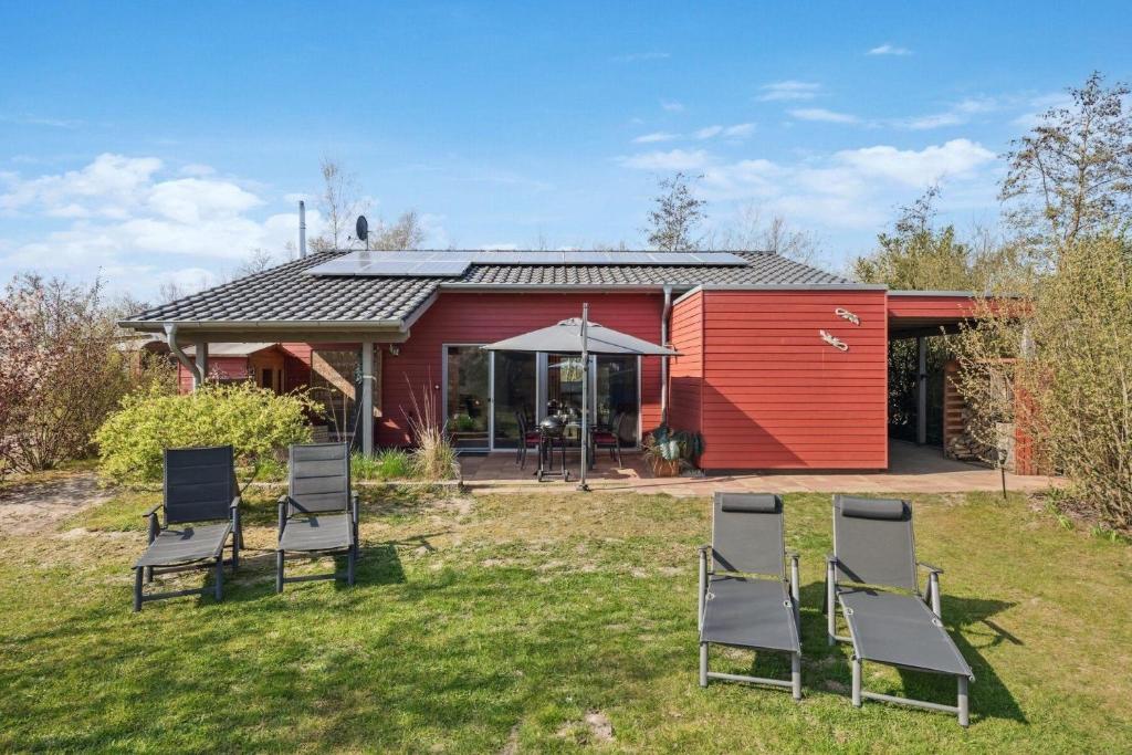 Ein Garten an der Unterkunft PINTO ROSSO - rotes Strandhaus an idyllischem Privatsee