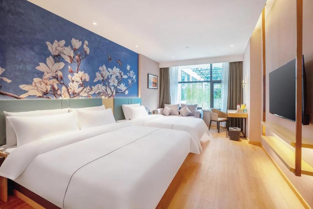 Postel nebo postele na pokoji v ubytování Guilin Magnotel Classic Hotel By Seven Star Park, Li River