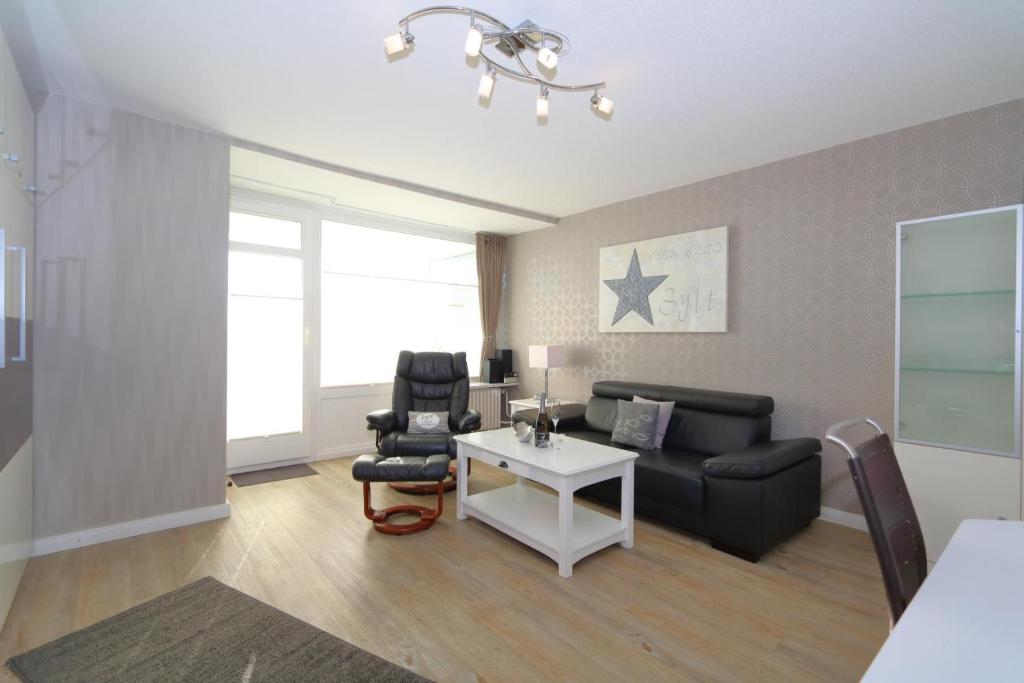 a living room with a couch and a table at Haus Käptn Christiansen 46 in Westerland