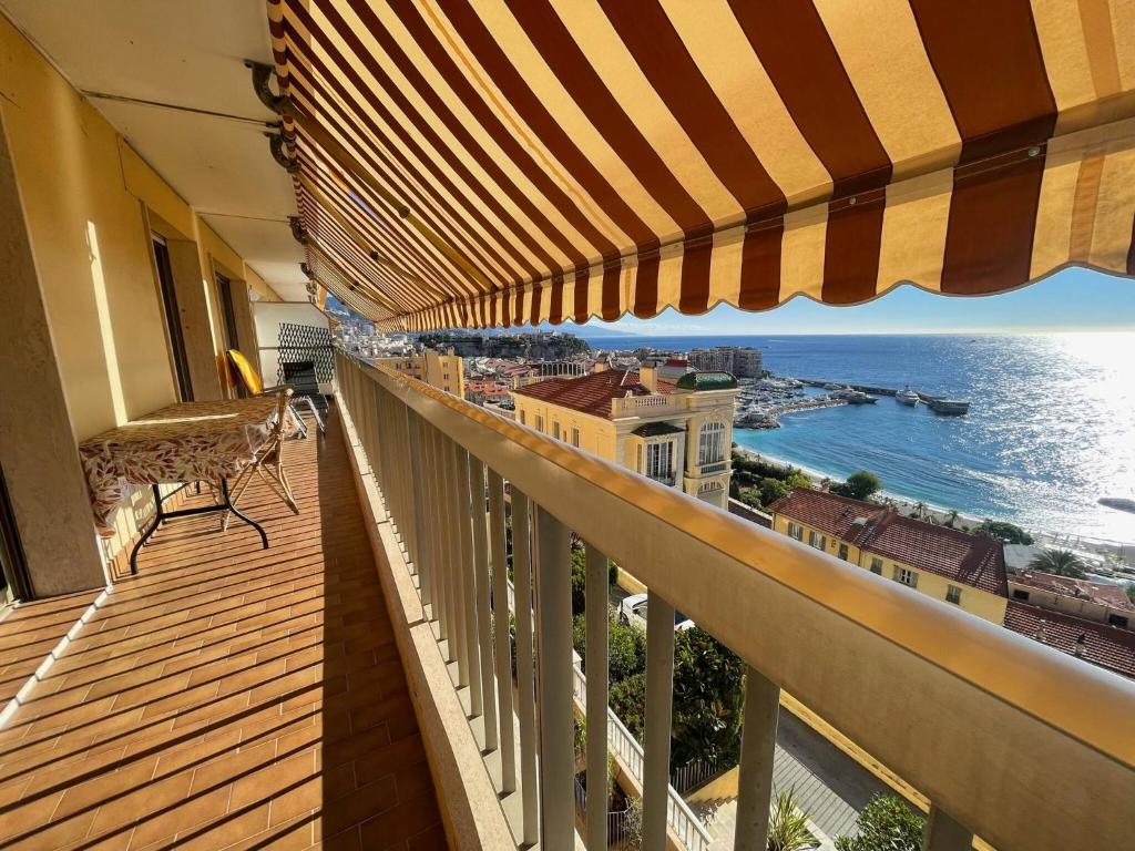 un balcon avec vue sur l'océan dans l'établissement Verseau vue mer et Rocher de Monaco, à Cap d'Ail