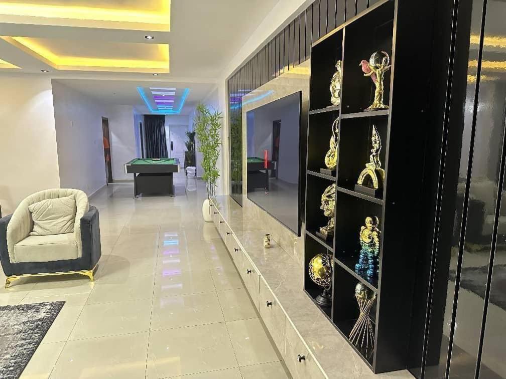 Posezení v ubytování Posh Waterfront 3bedroom, 24hrs light, Netflix, PS 5, Snooker, Swimming pool in Lekki Luxury Flats, Admiralty Way, Lekki Phase 1