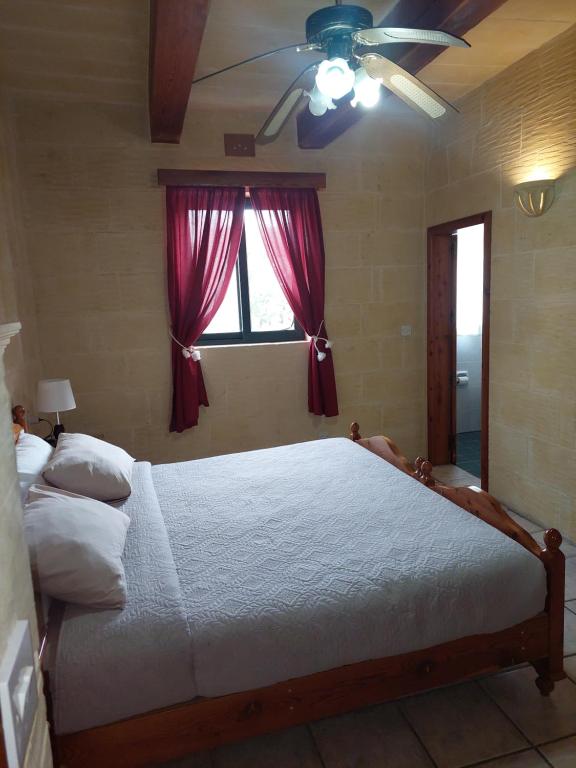 Postel nebo postele na pokoji v ubytování MJ Farmhouse B&B