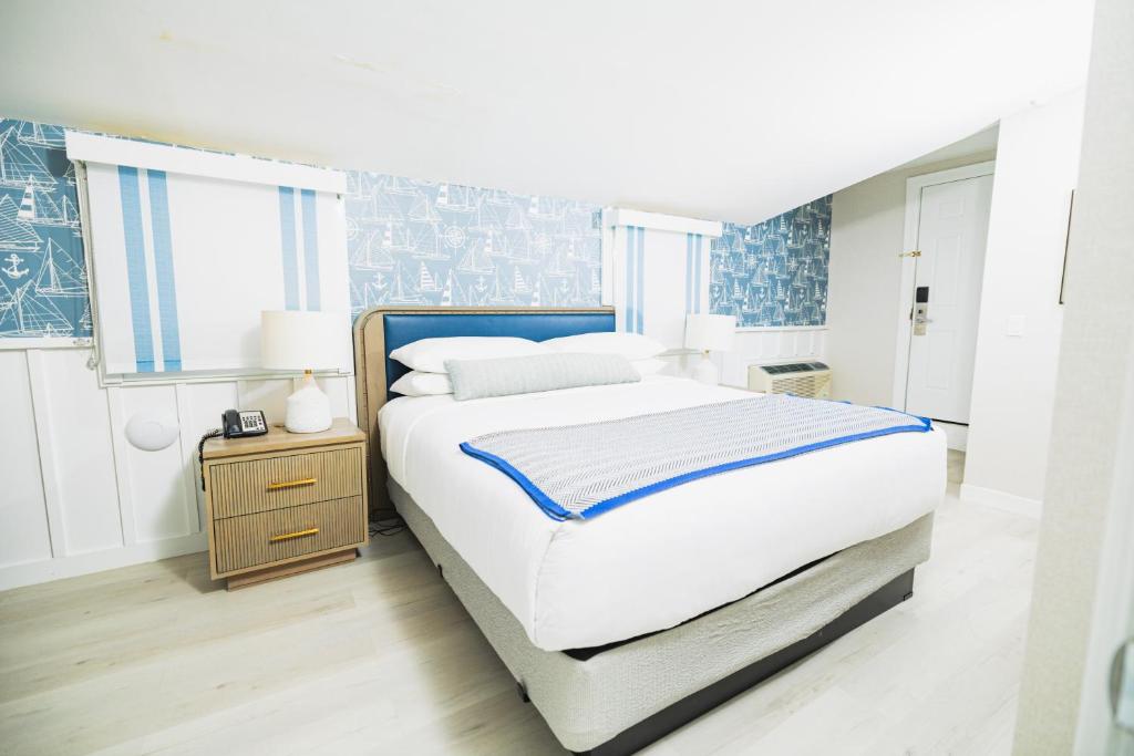 Postel nebo postele na pokoji v ubytování Danfords Hotel & Marina