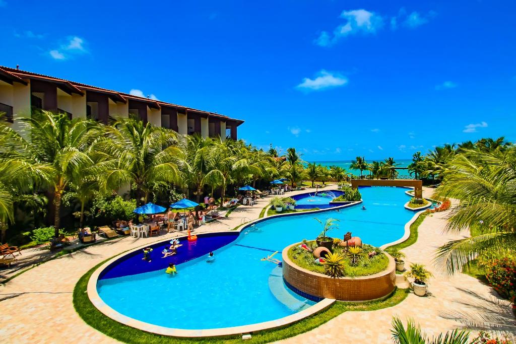 an image of the pool at the resort at Aruanã Pousada in Jacumã